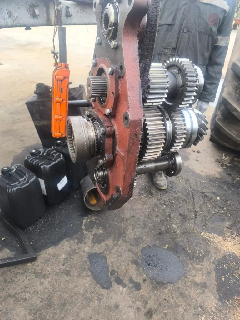 Процесс ремонта трактора